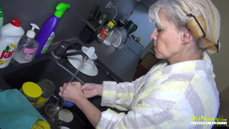 Old Nanny: दो लेस्बियन बेडरूम का इंतजार नहीं कर सकती