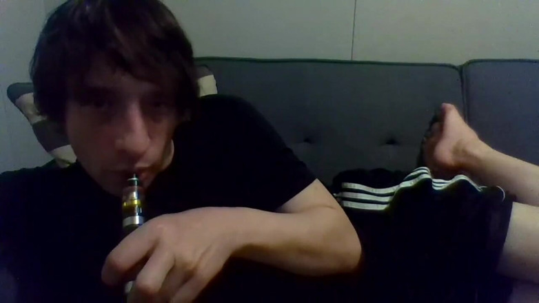 LilTaste: Picioare și unghii drăguțe, vaping