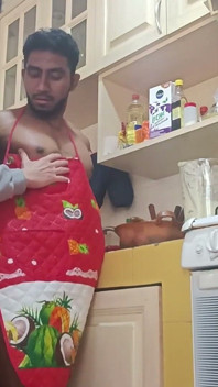 Un Culturiste Mangé Dans La Cuisine - Doit Manger Son Propre Sperme