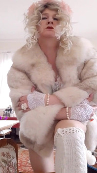 Transfurlady w lis arktyczny i pończochy pokazuje gigantycznego kutasa