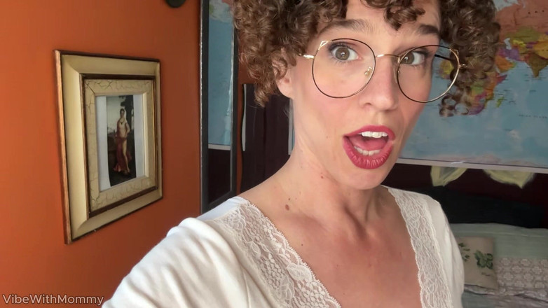 VibeWithMommy: Azgın vlogger üvey anne üniversiteli adamla sikişiyor
