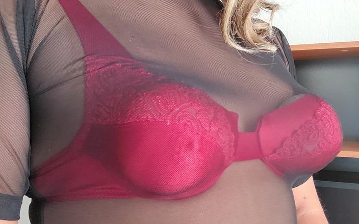 Only bras: Bra merah dan blus tembus tangan hitam