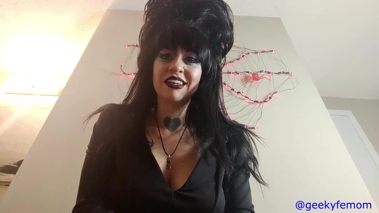 Geeky Femdom: Sbírka zvrácenosti Elviry