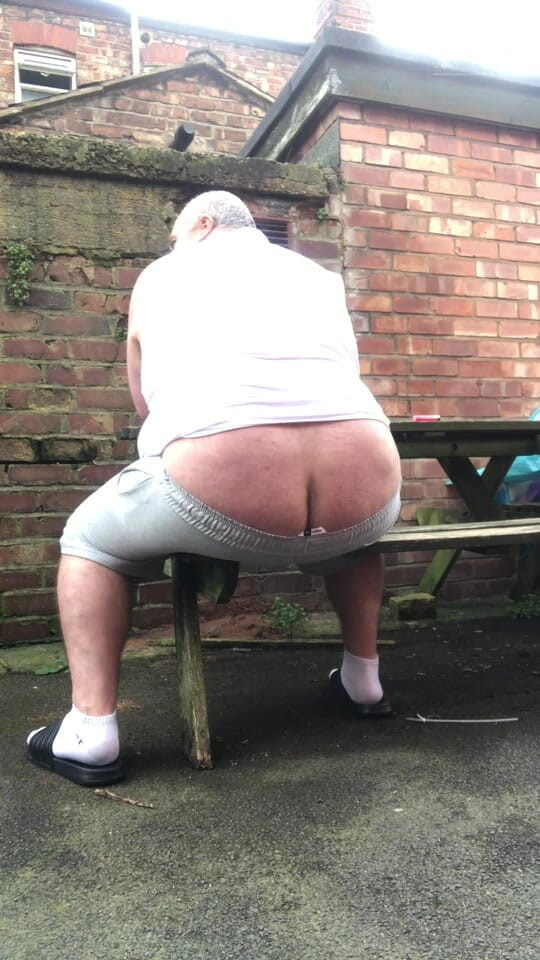 B A Bear: Fat Dad Smoking &amp; Wanking in the Alley