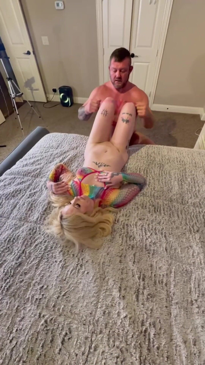 ThomasColt: Une baby-sitter se fait baiser par un vieux couple marié !