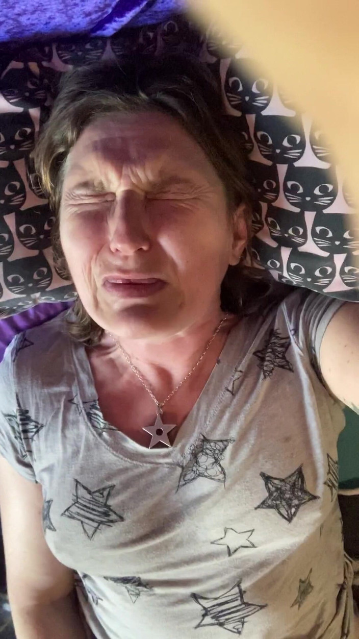 MistressWriggler: Борьба до оргазма реальна для горячей зрелой брюнетки с удивительными сиськами! Новые батарейки для победы! Часть 1 из 2