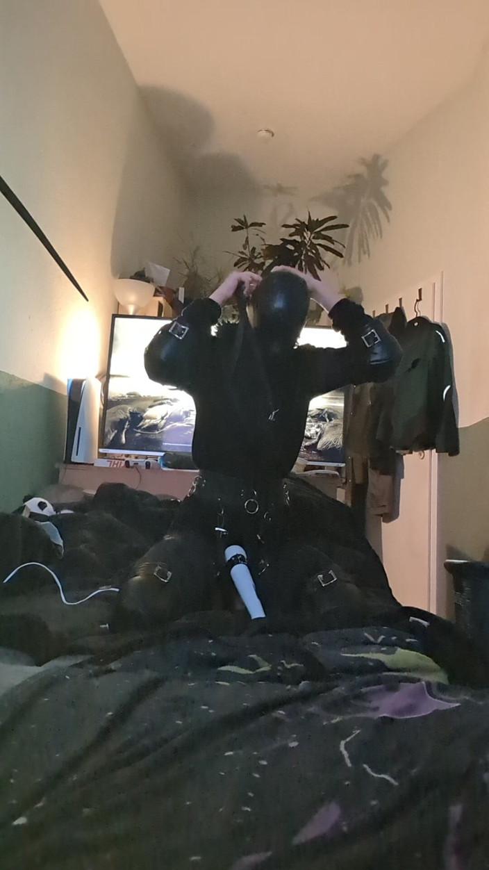 AJ_the_catgirl: Petsuit avec capuche weile vibed selfbondage