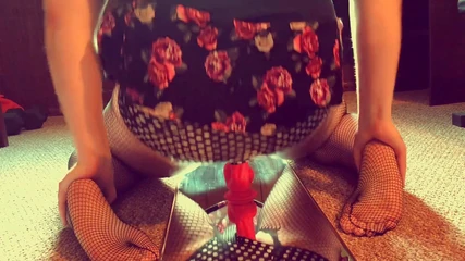 Efeminat în dispozitiv de castitate călărind un vibrator mare