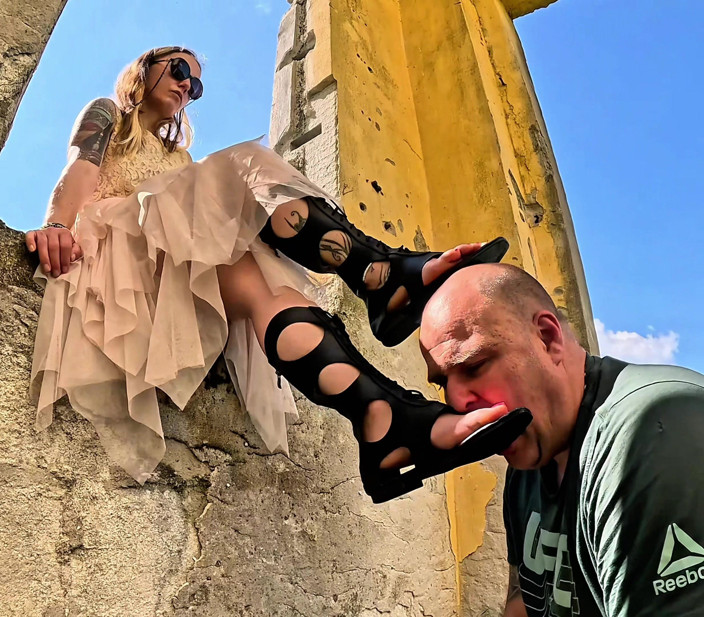 Mistressyammyboots: Sclavul de sub sandalele mele