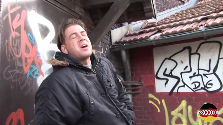 123XXX - Fucked Amateurs in Germany!: La mora dai capelli corti lo adora 