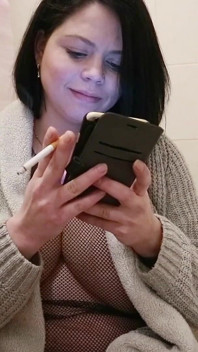 Hamile orta yaşlı seksi kadın sigara içiyor