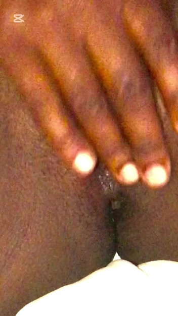 Wet pussy studios: Awek remaja Afrika menjilat pepek ketatnya sehingga ia meleleh