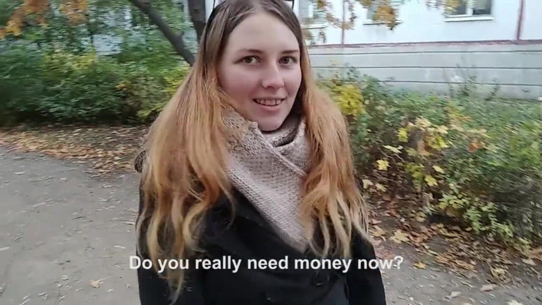 SweetAndFlow: Een studente geneukt bij de ingang