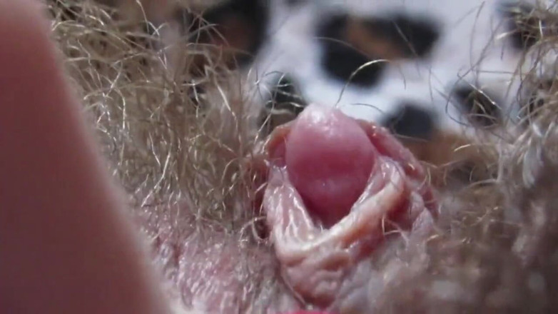 Angelinga: Hairy pussy is not an obstacle to clit play