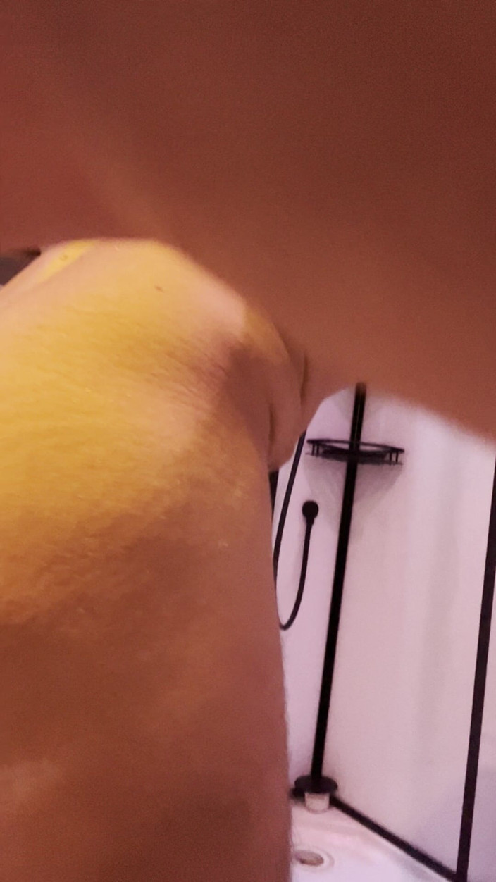 KinkyToyStory: Cățeluș supus cu centură de castitate ridică un dop anal...