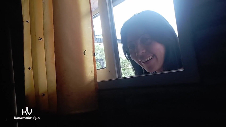 KarameloVzla: 饥渴的邻居看到我透过窗户自慰并进入我的公寓，我狠狠地操她