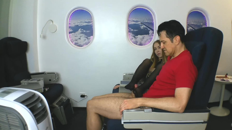 Foot Girls: La hostess fa un footjob in aereo!