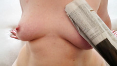 Bouncy Tits Action: 用报纸打奶子