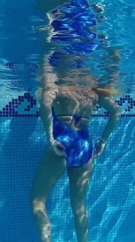 Mit Neuem Badeanzug Im Pool