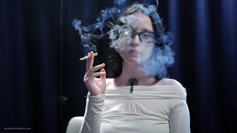 Russian Smokers: Rauchende verführung - faszinierte dame in weiß. 2 rote in folge