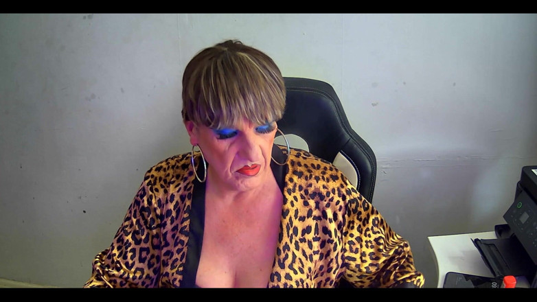Mature Tina TV: Fumando sozinha