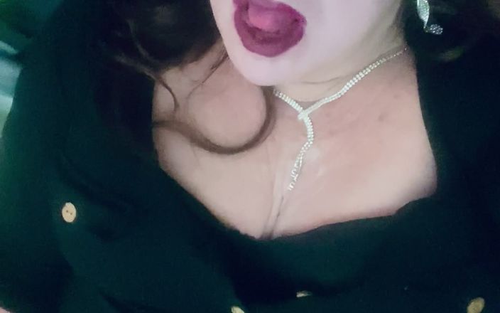Krissy Sweets: Krissy Sweets抚摸她的鸡巴