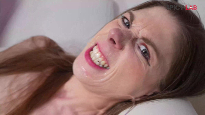 Spicy Lab Production: 뜨거운 앨리스 미로는 크고 바이브레이터로 자위하고 싶어합니다.