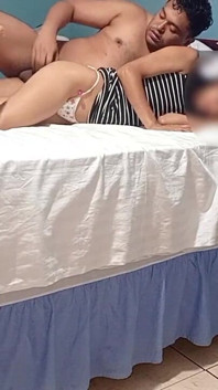 Scopando due culi allo stesso tempo, la mia matrigna matura e la mia fidanzata magra
