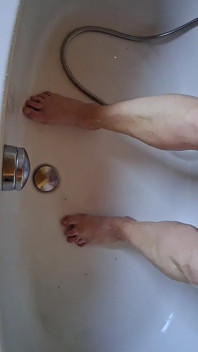 Küvette kirli ayakları yıkıyor