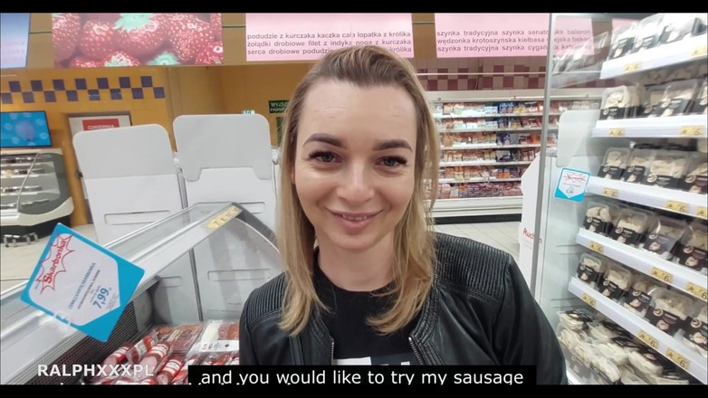 RalphXXXpl: 出轨人妻在公共场合给男人口交并吞下他的精液