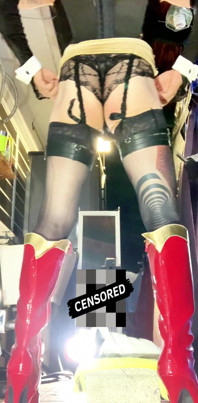 Netter femboy dehnt arsch, um einen riesigen dildo zu nehmen!