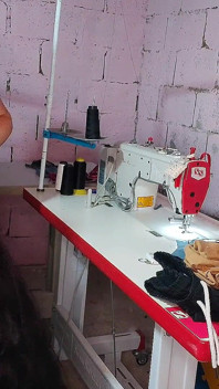 Des Couturières Coquines Et Un Client Chanceux