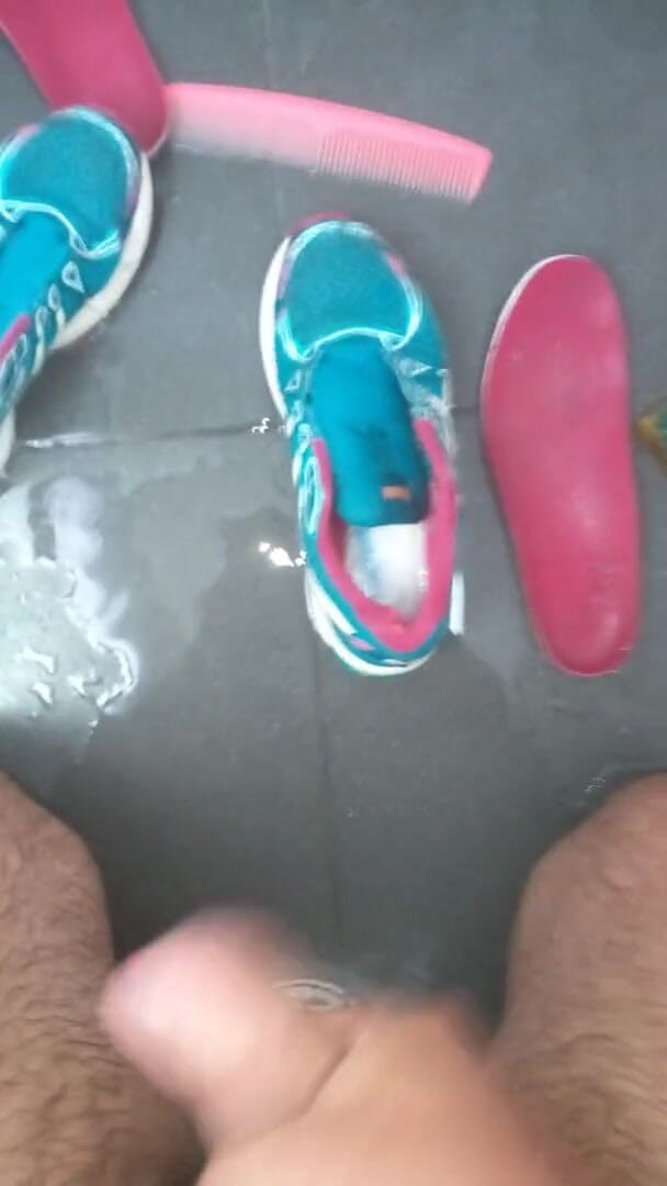 Sneakerfetish_BR: Zapatillas follan culos en el baño
