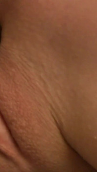 Veronica Avluv acepta masturbarse desnuda