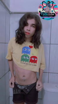 Carlezinha - zvrácená trans žena nahá v podpatcích, masturbuje zběsile sténá jako děvka.