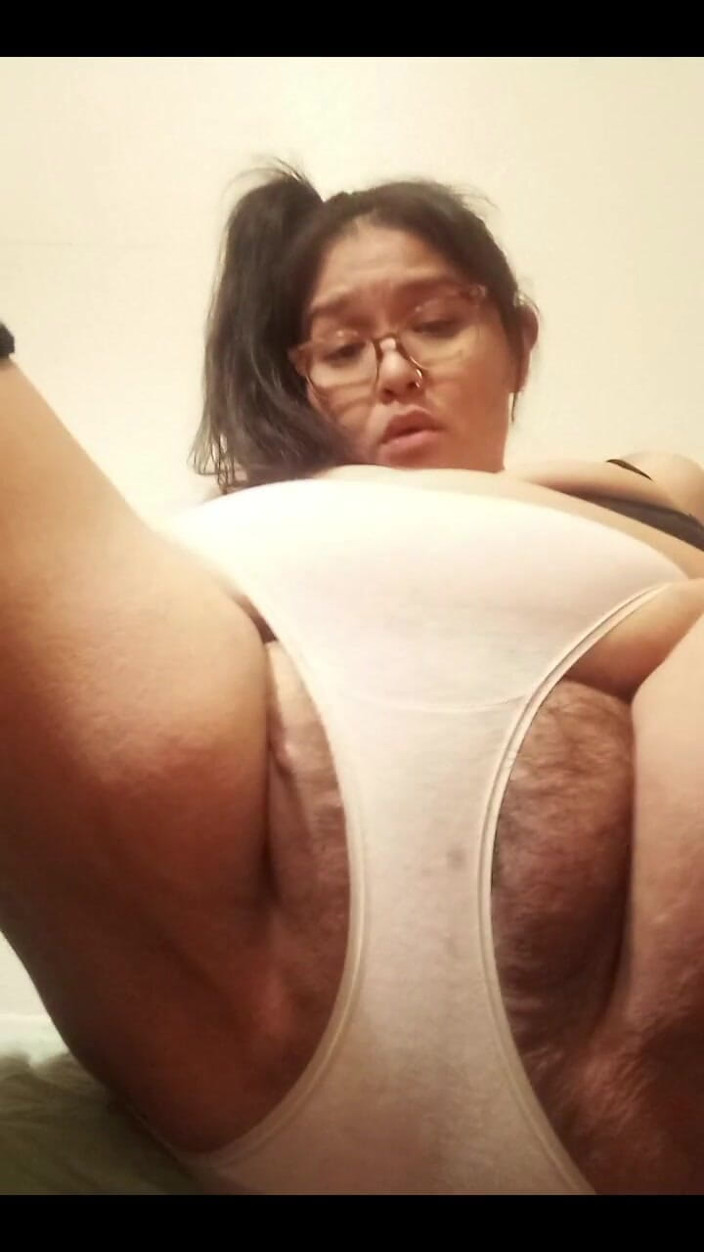DeesDeepThroat: Je repère ma culotte, mais mon téléphone continue de me...
