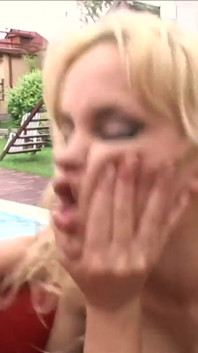 Britney और caty Campbell एक चुदाई और तीन में लंड चूसती और चोदती हैं