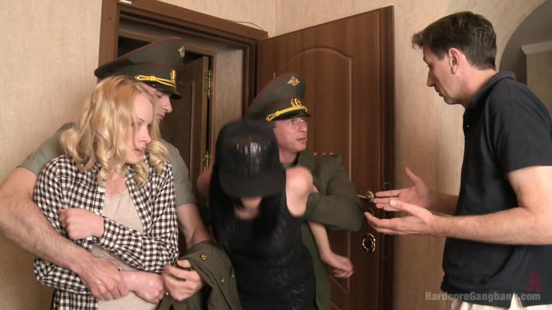Hardcore Gangbang by Kink: Dvě sexy lesbičky mají náběh s právem