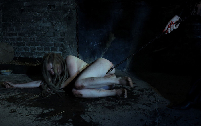 Inquisition and prison world: O cachorro da condessa é alimentado e arrastado pelo chão da...