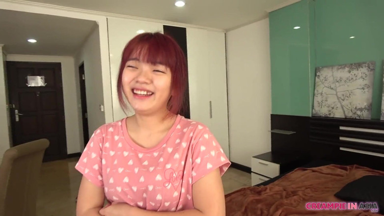 Creampie In Asia: Cewek Thailand dicrot di dalam. Sperma mengalir keluar.