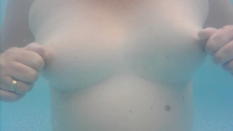 SimoneLive1: Havuzda göğüsler