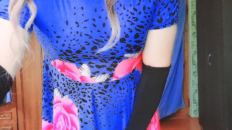 Kitty_Cross: Adik tiri selingkuh di kamar pribadinya dengan rok mini merah...