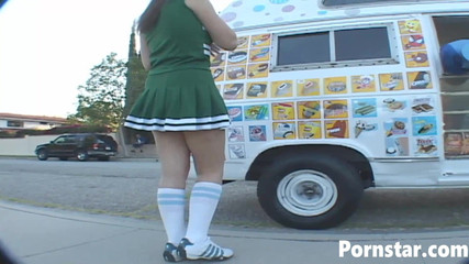 Pornstars: Teen Babe Courtney James chce ledovou mrdku