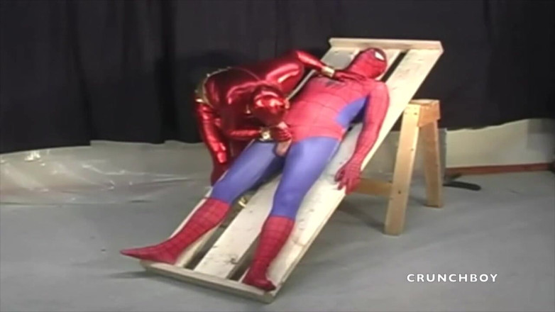 Crunch Boy: Sex fetiș cu haine de super erou