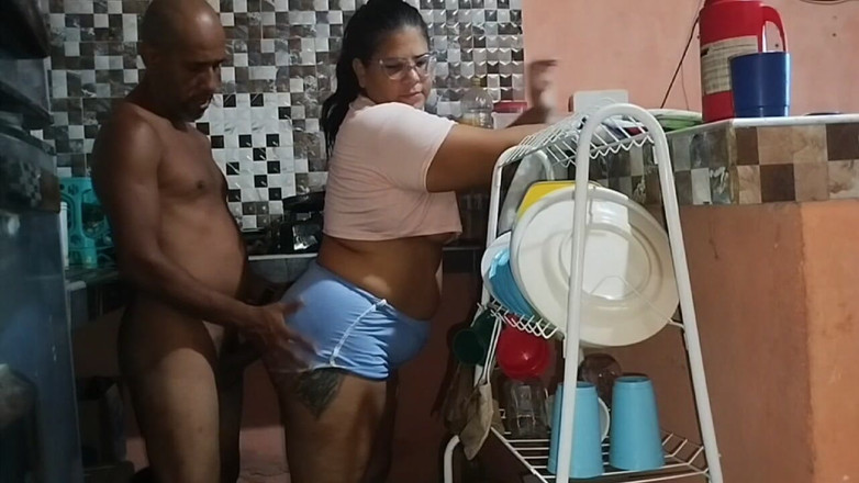 Adribella69: Llego a la cocina y veo a mi hermosa hijastra...