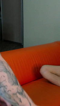 Insira um vibrador forte em seu pequeno buraco apertado