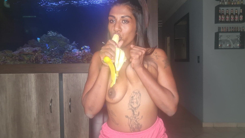 domslutfucker: India en topless aprieta sus tetas mientras chupa y hace...