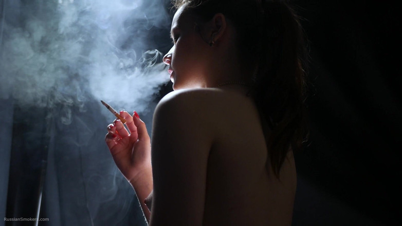 Russian Smokers: สาวสีผมบรูเน็ตเปลือยกายสูบบุหรี่ในละคร