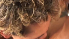 Non lasciatevi ingannare dallo sguardo- questo twink prende il controllo e cavalca forte