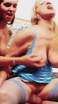 Seks threesome bareng cewek perancis yang lagi asik jilat sperma